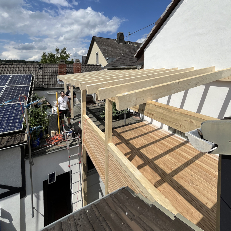 Eine Holzbrücke mit Überdachung