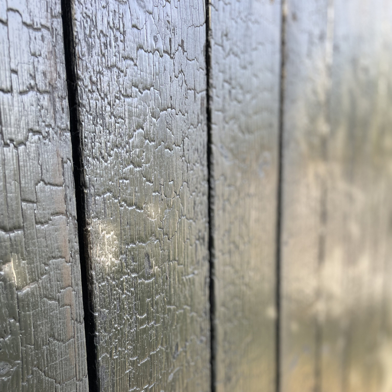Nahaufnahme einer dunklen Holzfassade