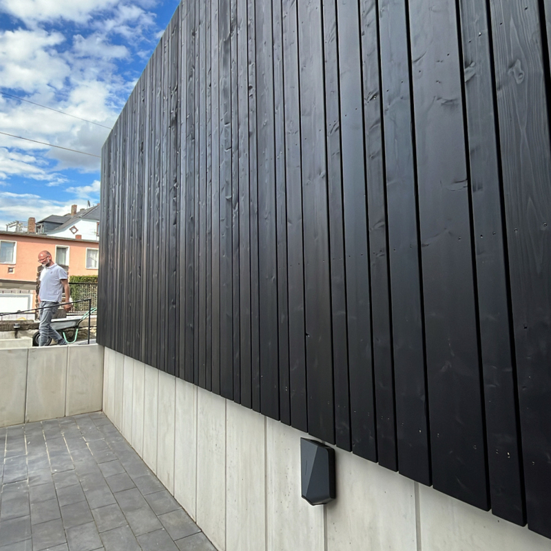 Eine dunkle Holzfassade